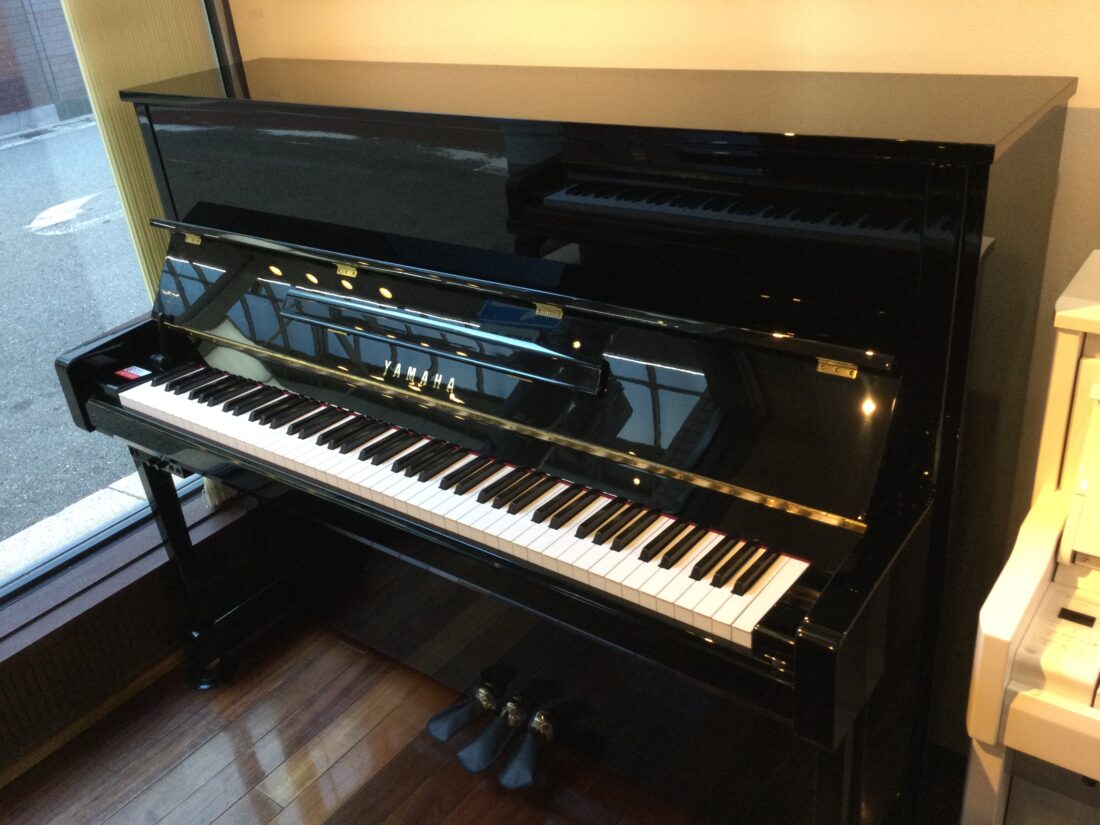 《中古》b121SG2　ヤマハアップライトピアノ
