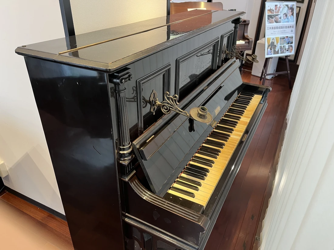 S.MIKIの1907年製アップライトピアノ