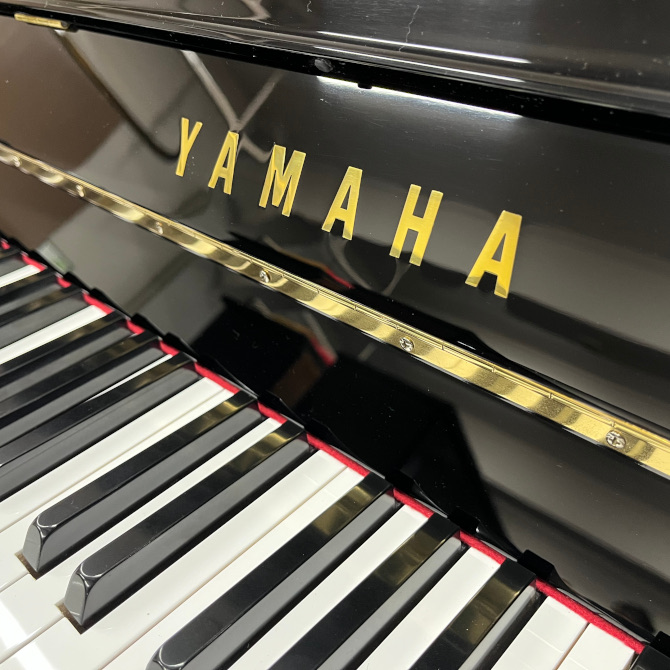 《中古》b121　ヤマハアップライトピアノ