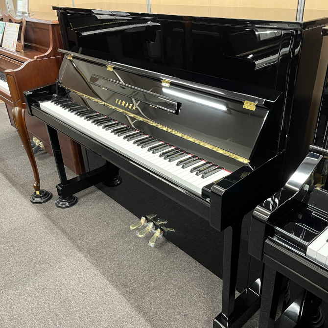 《中古》b121　ヤマハアップライトピアノ