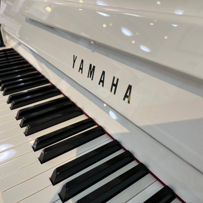 《中古》b113PWH　ヤマハアップライトピアノ　