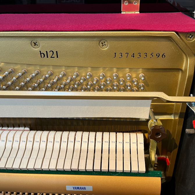 《中古》b121　ヤマハアップライトピアノ