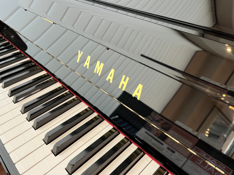 《中古》b121　ヤマハアップライトピアノ