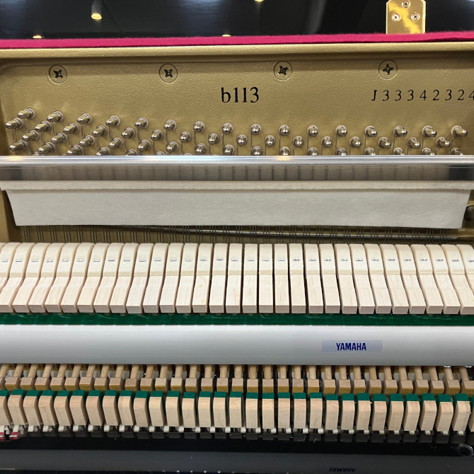 《中古》b113　ヤマハアップライトピアノ