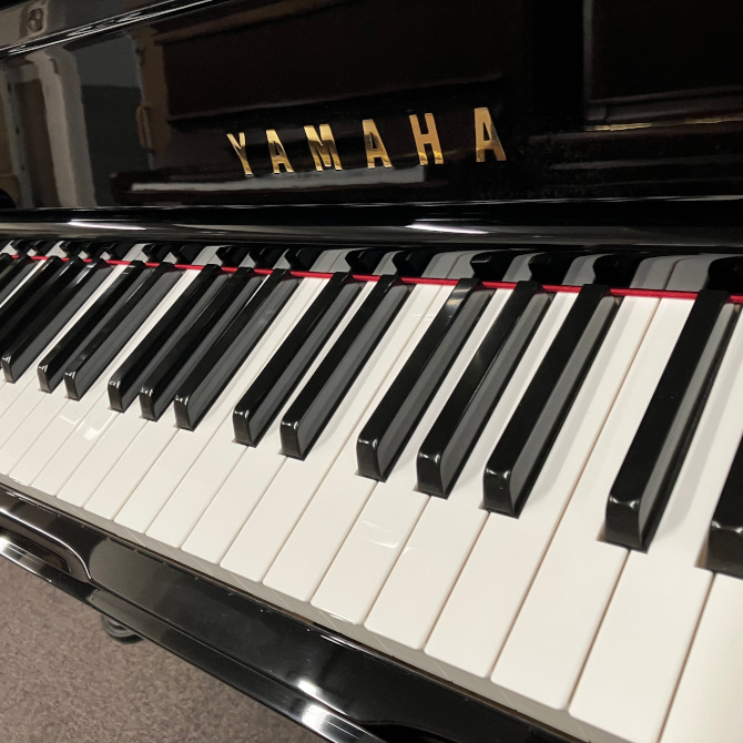 《中古》UX10A　ヤマハリニューアルアップライトピアノ