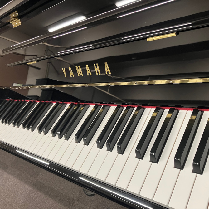 《中古》b121　ヤマハアップライトピアノ