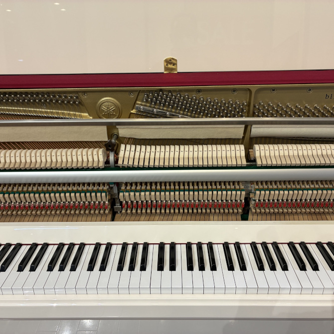 《店頭展示品》b113PWH　ヤマハアップライトピアノ