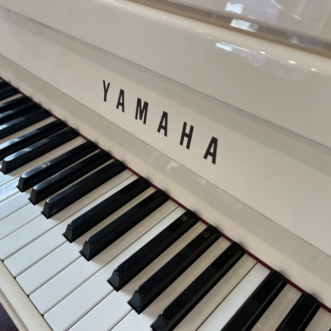 《店頭展示品》b113PWH　ヤマハアップライトピアノ