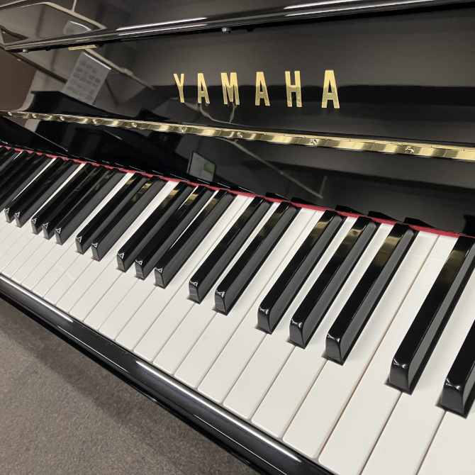 《中古》b121　ヤマハアップライトピアノ